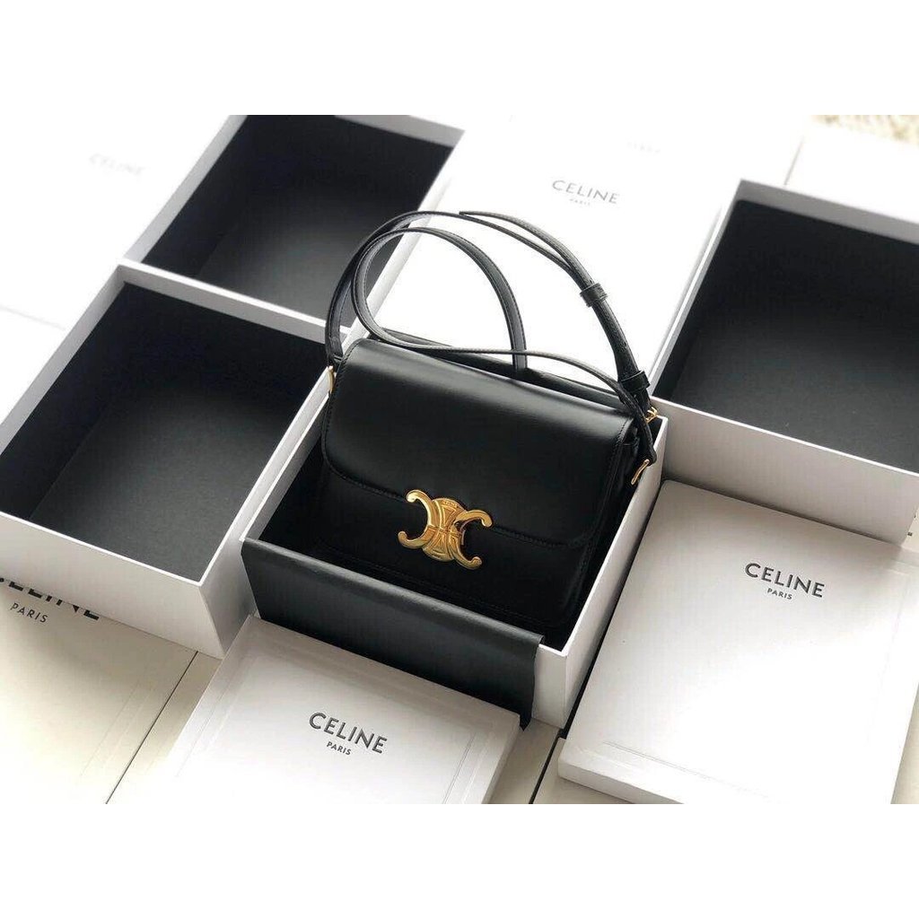 Celine Triomphe Small Tofu Bag กระเป๋าสะพายข้างสำหรับผู้หญิง