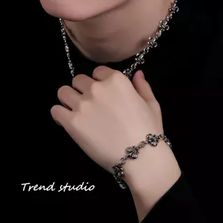 ชุดกำไลและสร้อยคอสไตล์วินเทจ แนวคิดการออกแบบรูปทรงกากบาทและสมอเรือนั้นมีความเป็นเอกลักษณ์มาก มีหลายสไตล์ให้เลือก