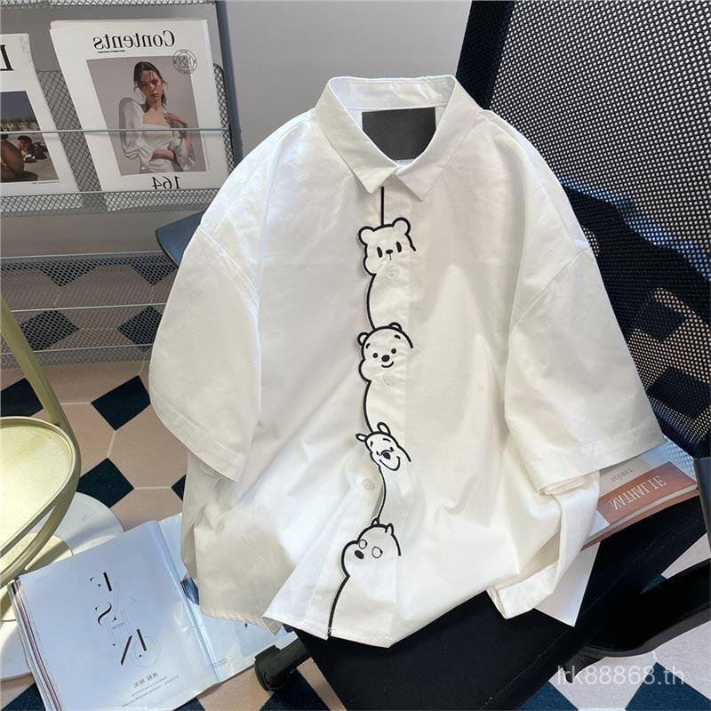 เสื้อแขนสั้นผู้ชาย ปักลายหมีน่ารัก สบาย ๆ สำหรับฤดูร้อน สีขาวยกระดับความน่ารัก