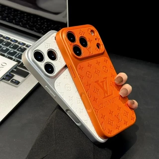ป้ายแบรนด์หรู เคสไอโฟน 17 pro max 16 pro max 15 pro max 14 pro max 13 pro max เคสไอโฟน 13 17 15 16 เคส iphone 14 16 pro 17 pro 15 pro 13 pro 14 pro โทรศัพท์ กันกระแทก หนังนูน