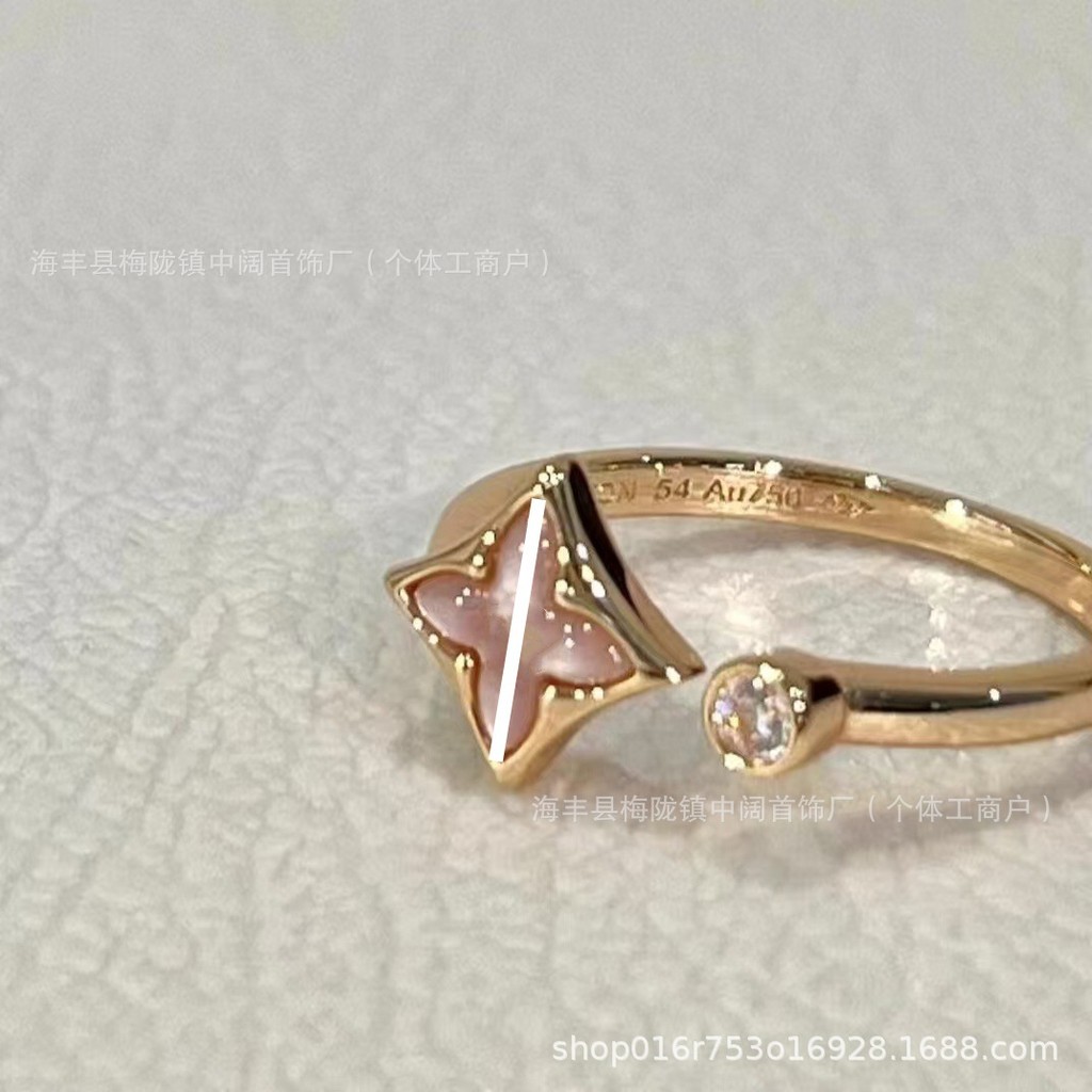 แหวนโคลเวอร์สี่ใบดีไซน์หรู 18K สำหรับผู้หญิง สไตล์แสงธรรมชาติ พร้อมลายละเอียดดอกไม้หนา TNW9