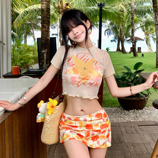 2026 ใหม่สไตล์สีส้มสาวร้อนบิกินี่สี่ชิ้นวันหยุดชุดว่ายน้ํา ผ…