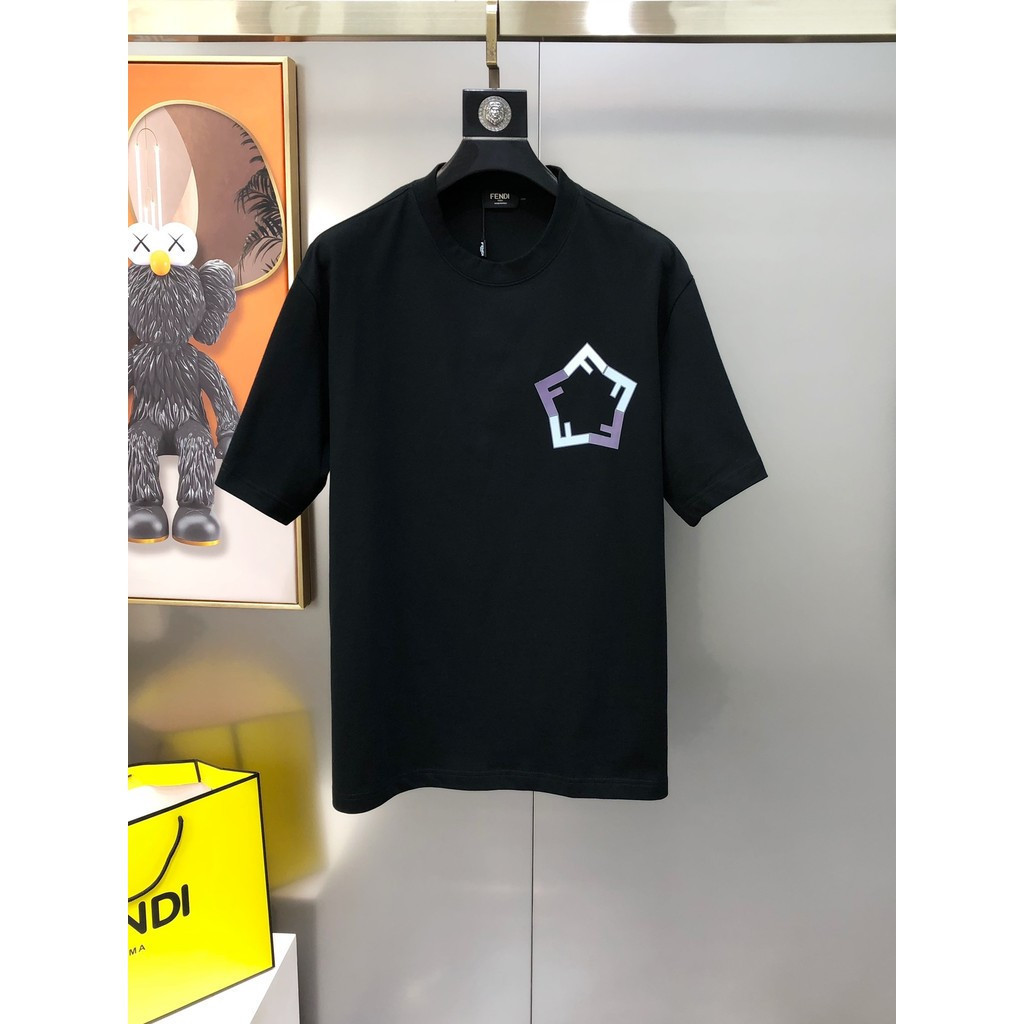 FEND/Fendi 2026 ต้นฤดูใบไม้ผลิสไตล์ใหม่เสื้อยืดแขนสั้นผู้ชายสไตล์ผู้หญิงสไตล์คู่กลางแจ้งCo-Branded N
