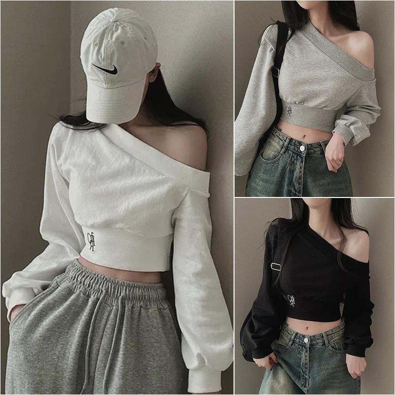 เสื้อตัวสั้นไหล่เฉียง แขนยาวปักเท๋ๆตรงเอว ทรงสวยไม่เหมื่อนไคร แฟชั่นเกาหลีสไตล์สตรีท เซ็กซี่เล็กน้อย 2747