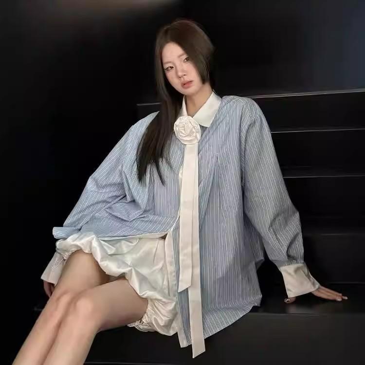 เสื้อเชิ้ตตัวยาวลายทาง ดีไซน์ตัดสีตรงขอบแถมเนคไทดอกไม้ เกาหลี สไตล์เพรพพี้ เรียบหรูแมตช์ง่าย-พร้อมส่งจากไทย-รุ่นW636