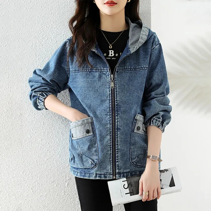 ZH [พร้อมส่ง] เสื้อแจ็คเก็ตยีนส์มีฮู้ดสำหรับผู้หญิง สไตล์เกาหลีใหม่ปี 2026 ทรงหลวมลำลองทันสมัย ​​ช่วยให้ดูผอมเพรียว มีสไตล์ ใช้งานได้หลากหลาย เสื้อแจ็คเก็ตยีนส์แขนยาวมีฮู้ดแบบเย็บปะติดปะต่อกัน สไตล์เกาหลี เสื้อแจ็คเก็ตยีนส์มีฮู้ด เสื้อท็อป