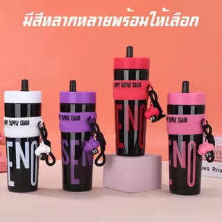 แก้วน้ำพลาสติก 900 มล. พร้อมหลอดดูด ความจุขนาดใหญ่ ป้องกันการรั่วซึม ปากแก้วกว้าง ทำความสะอาดง่าย เหมาะสำหรับใช้กลางแจ้ง ป้องกันฝุ่น พร้อมจี้ห้อย 🎇