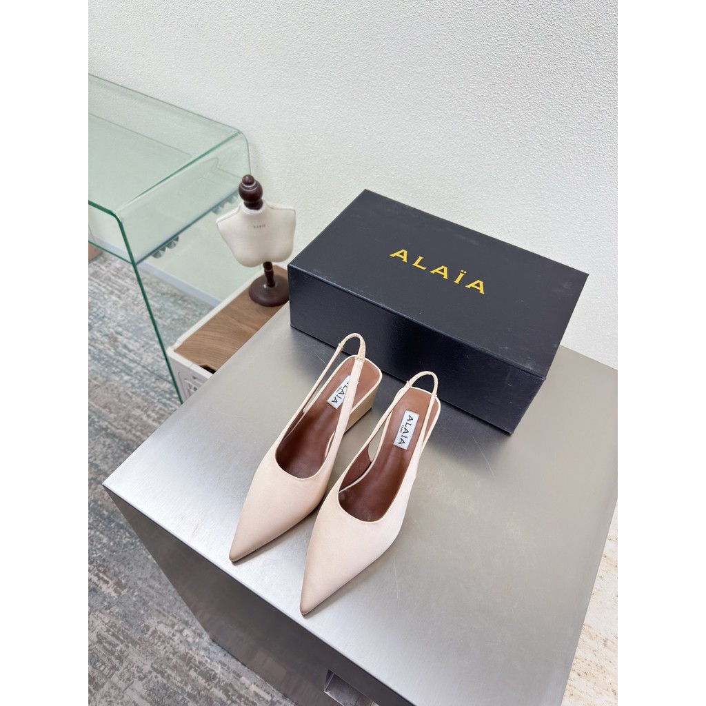 Alaia Ladies Early Spring Silk Pointed Toe Back รองเท้าส้นสูง