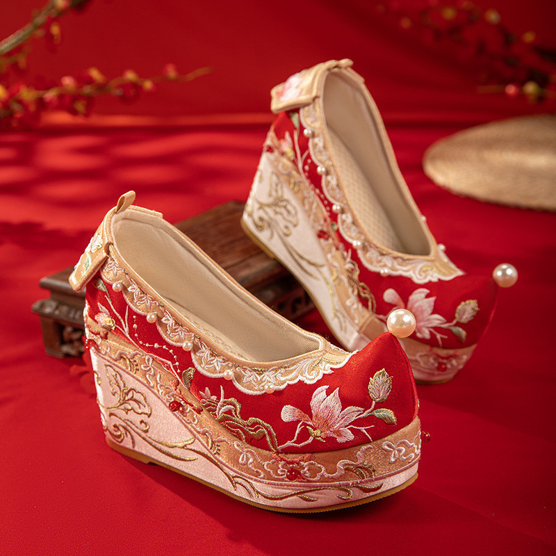 Fanhua Sijin 2025 สไตล์ใหม่โบราณ Hanfu รองเท้าเย็บปักถักร้อยสบาย Big Wedge สีแดงรองเท้าแต่งงานผู้หญิ