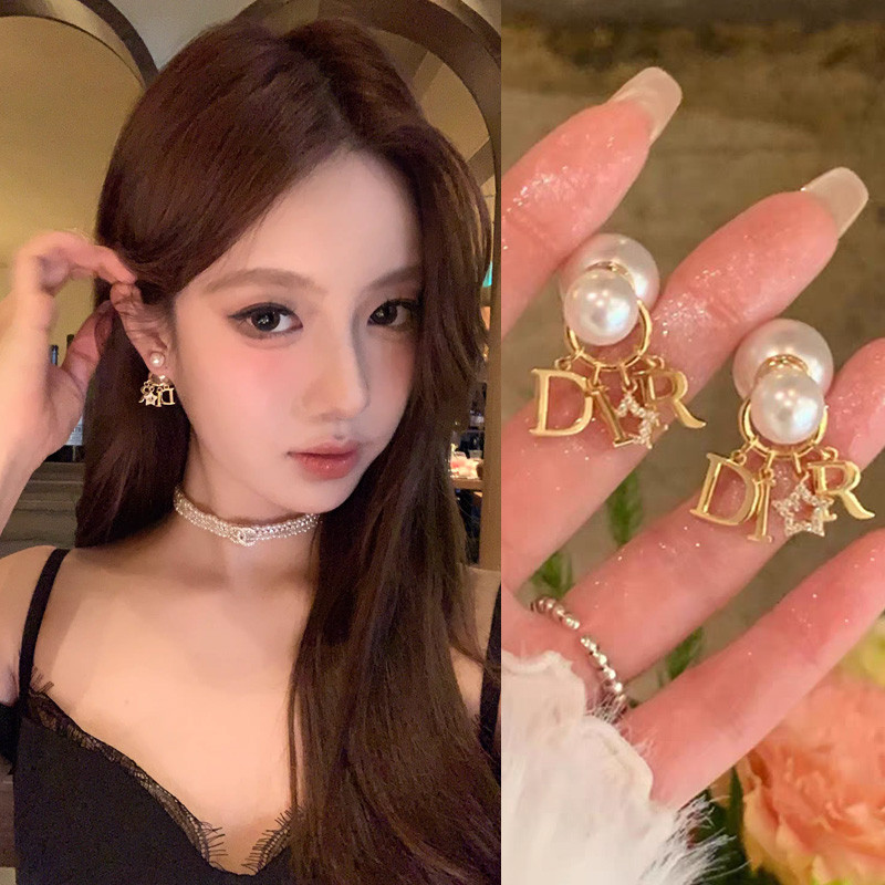 ต่างหูมุกตัวอักษรแบบคลาสสิกฝรั่งเศส อัญญาวณีย์หรูหราสำหรับผู้หญิง