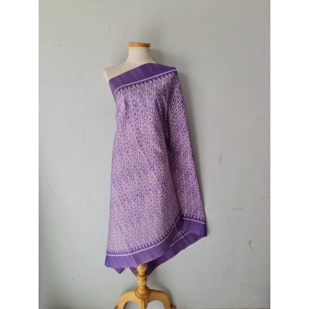 ซิ่น ผ้าไหมมัดหมี่ยกดอกลายราชวัตร ขนาด 1x2เมตร สีม่วง รหัส L9A1-MM4F-119-9