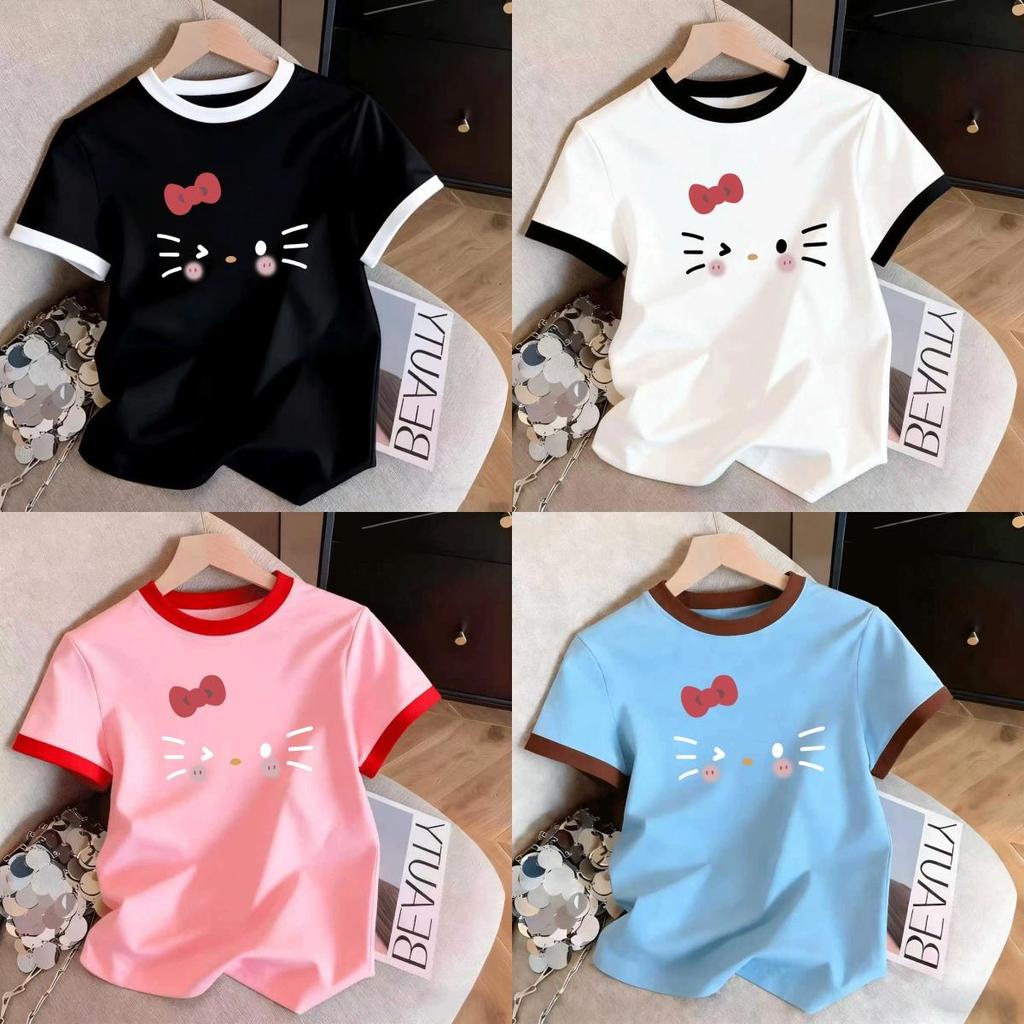 เสื้อยืดแฟชันฤดูร้อน 2026 ดีไซน์Hello Kittyหน้า+โบว์สีแดง แขนสั้น ผ้าบางสบาย ไซส์หลวม สดใส ส่งจากกรุงเทพมหานคร