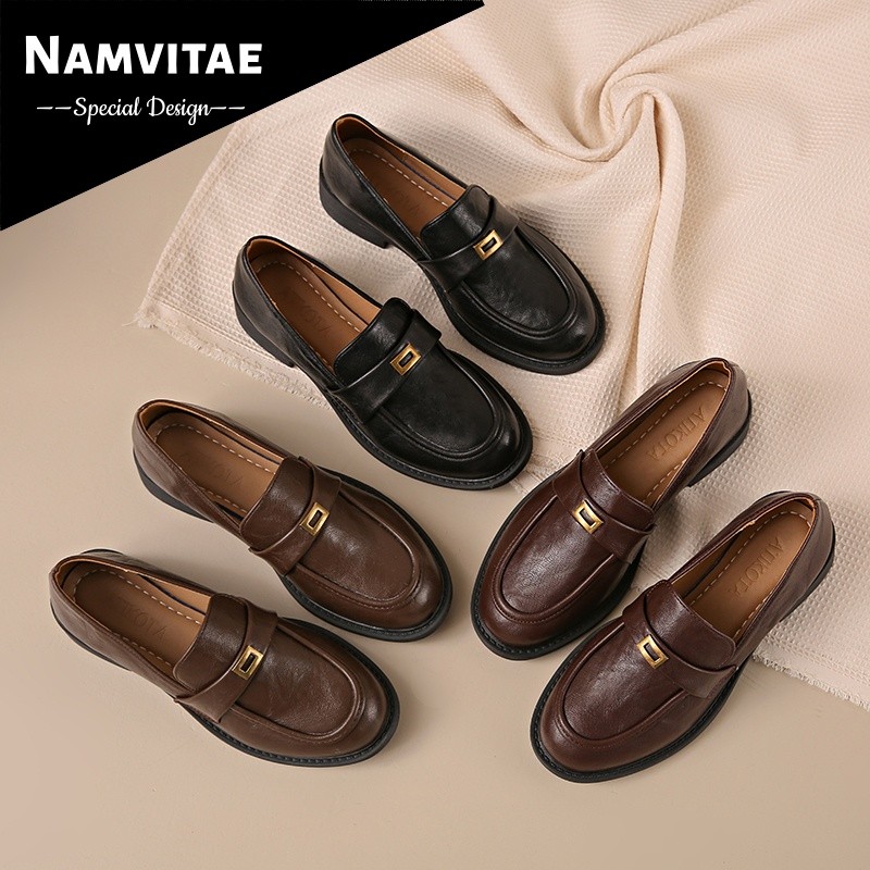 NAMVITAE รองเท้าส้นแบนสำหรับผู้หญิง เรียบง่ายและมีสไตล์ ตกแต่งด้วยโลหะ ทรงหัวกลมสไตล์เรโทรลำลอง สวมใส่สบาย
