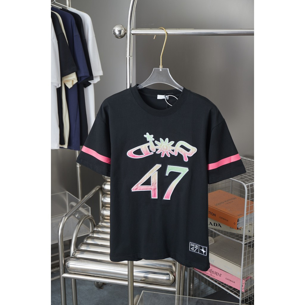 Dior/DIOR2026 คลาสสิกรอบคอแขนสั้นเสื้อยืดผู้ชายผู้หญิงสไตล์ธุรกิจเคาน์เตอร์ Synchronization สองสายกี