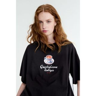 H&M(เอชแอนด์เอ็ม) เสื้อยืดโอเวอร์ไซส์ลายพิมพ์ขนาดใหญ่ ผู้หญิ…