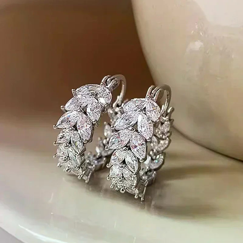 925 เงินสเตอร์ลิง Brilliant Leaf Shape Hoop ต่างหู Graceful Gorgeous หูเจาะอุปกรณ์เสริมสําหรับผู้หญิง Charms อเนกประสงค์เครื่องประดับ