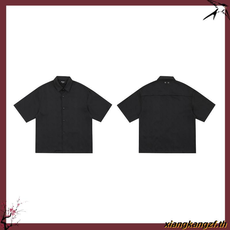 Karants เสื้อเชิ้ตสีพื้นโลโก้โลหะ ผ้า Cotton เย็น Premium Form Cropped Boxy สำหรับผู้ชายและผู้หญิง- 