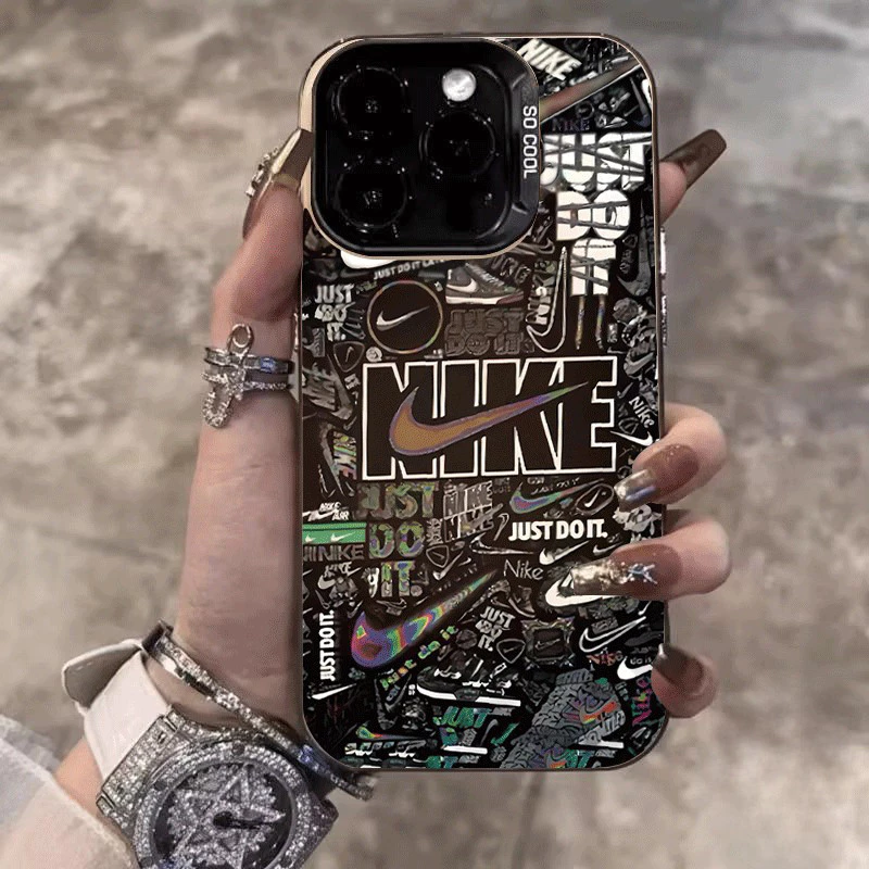 เคสไอโฟน13 อินเทรนด์ยี่ห้อสีดำตัวอักษรโลหะเลนส์ สำหรับ IPhone 11 13 12 15 16 14 Pro Max XS Max XR 7 8 14 15 16 Plus X