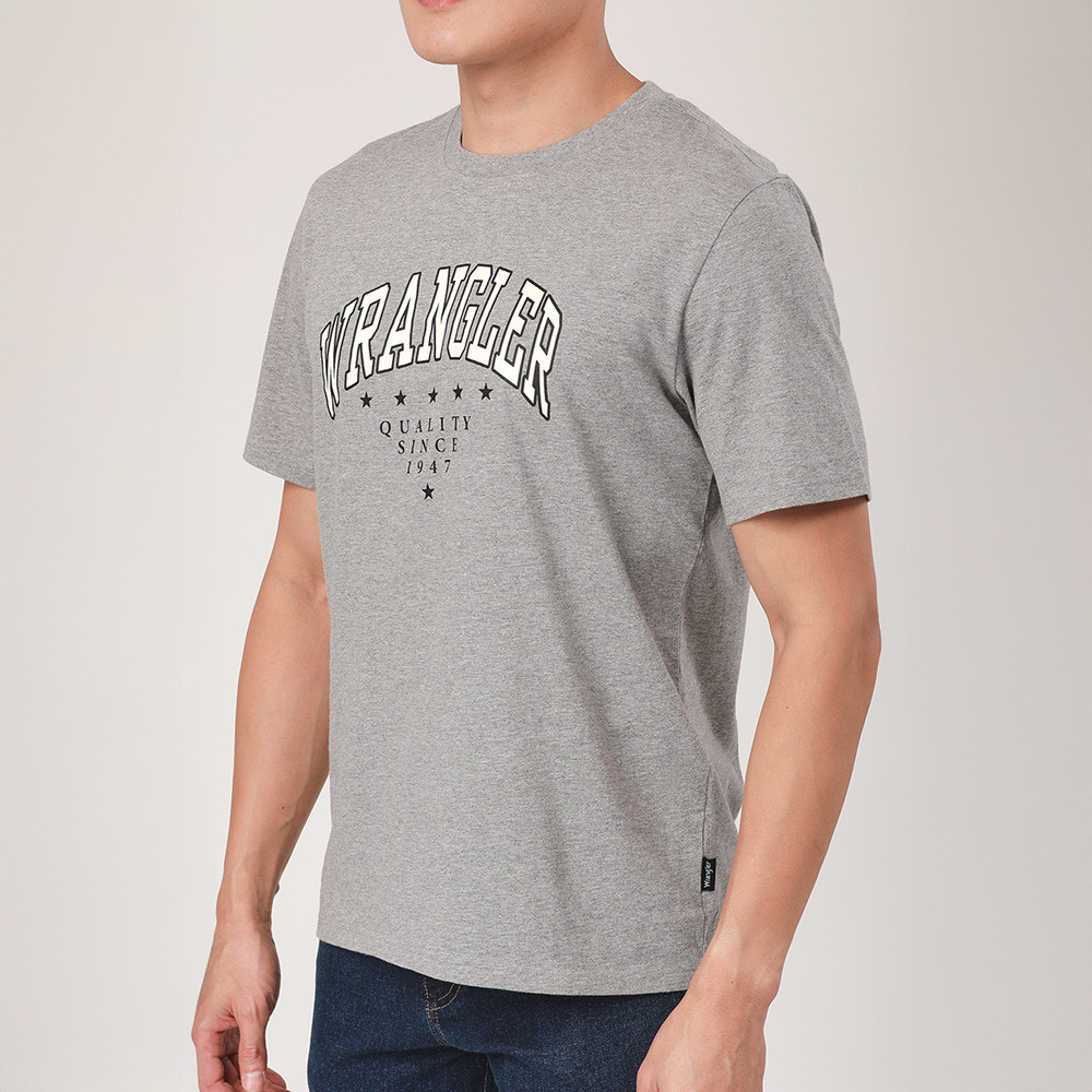 WRANGLER เสื้อยืดแขนสั้นผู้ชาย ทรง Regular รุ่น WR S126MTSSF19 สีเทา - รูปที่ 2