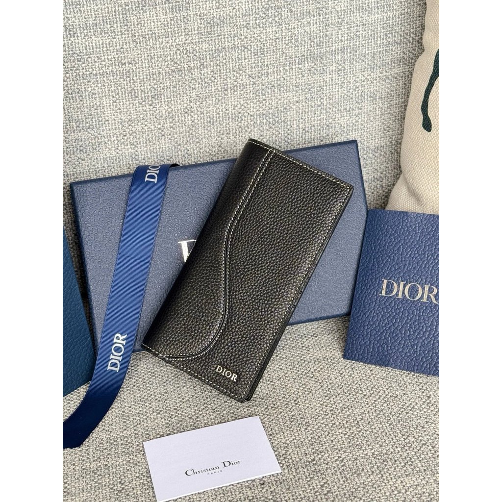 Dior Saddle Vertical Version Long Wallet Suit Clip
หนังเนื้อเม็ดดํา
หมายเลข: 2ADBC330YKS _ H27E
ขนาด