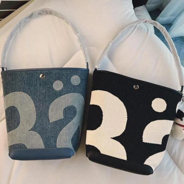 พร้อมส่ง กระเป๋าสะพายข้าง เรียลลี่ ทรงถัง 12นิ้ว และ Tote 17 นิ้ว สายตั้ง มี 2 สี เดนิม เเละ ดำ งานพร้อม ถุงผ้า เเละป้าย