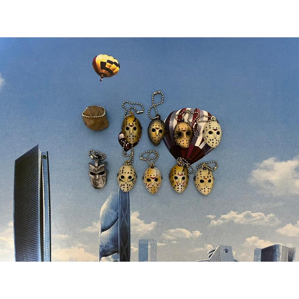 ของเล่นจํานวนมากอะนิเมะตัวละครภาพยนตร์ของเล่นแคปซูลสีดําหมายเลข จี้หน้ากาก Jason Friday 13 จี้