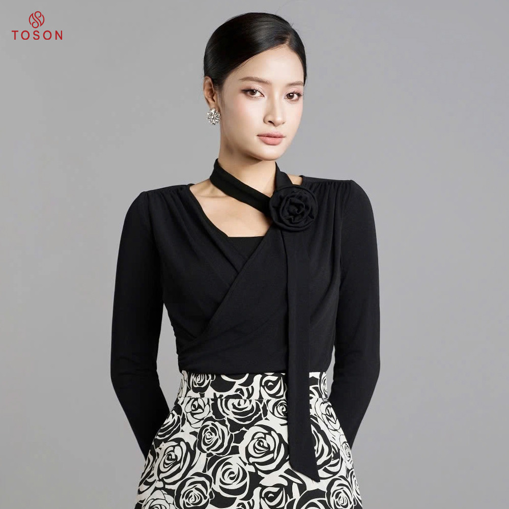 เสื้อยืดสีครีมคอปกโบว์และดอกไม้ appliqué AS124 Toson