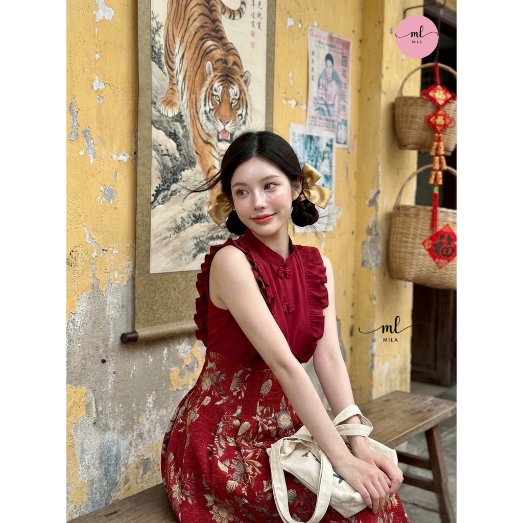 (พร้อมส่ง) Mila28 เดรสแขนกุดสีแดงเข้ม ดีไซน์คอจีน  ตัดต่อกับกระโปรงผ้าทอลายดอกไม้โทนทอง กระโปรงทรงจีบบาน - รูปที่ 3