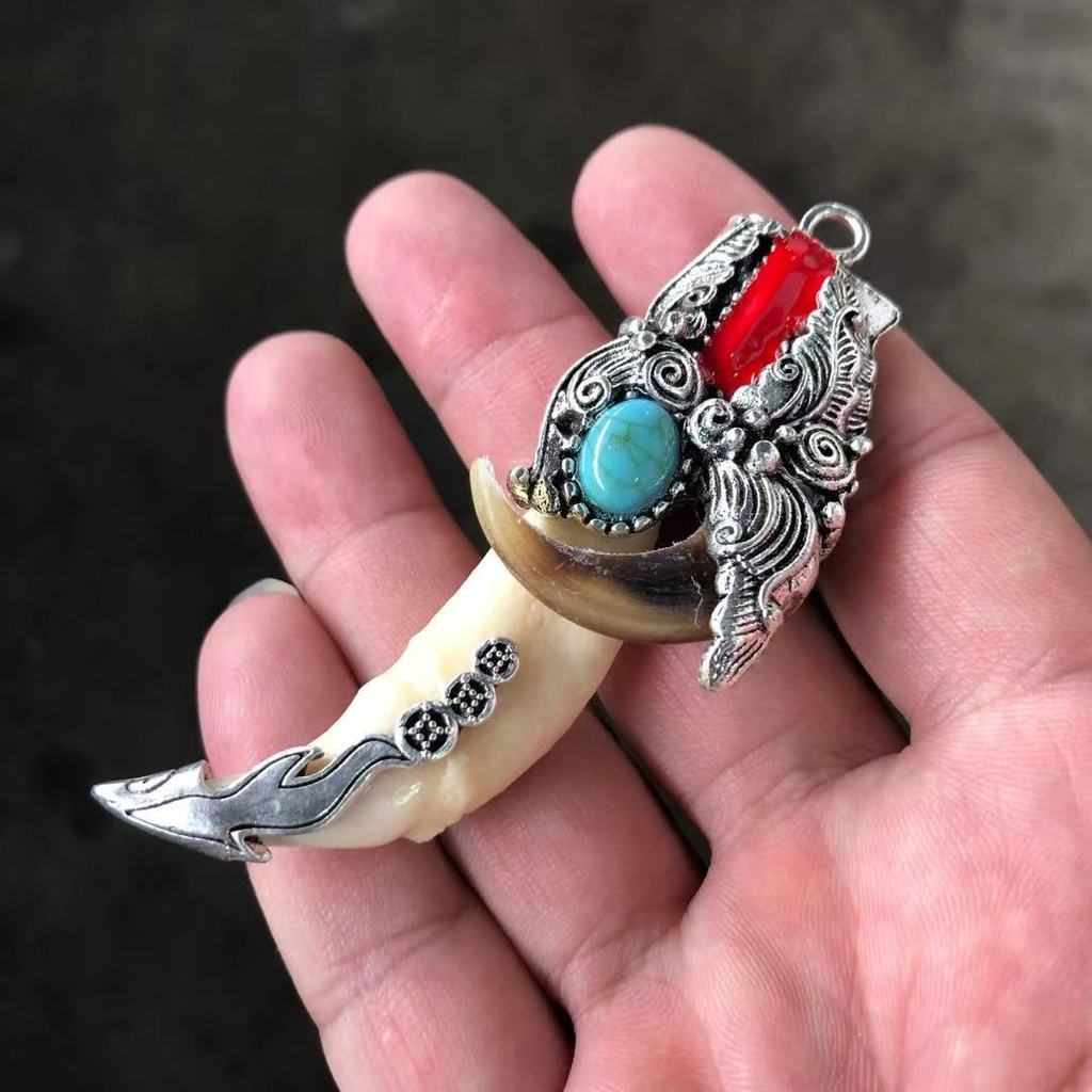 Retro สุนัขฟันจี้ฝังทิเบตเงินวงเล็บไทเทเนียมเหล็กสร้อยคอจี้ One Piece YBL1.29