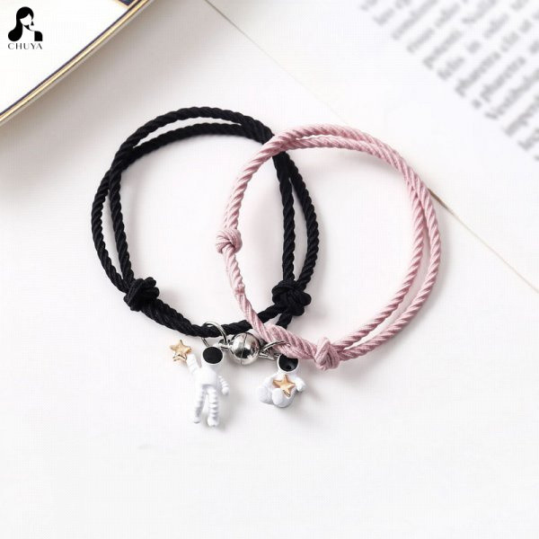 [ลดล้างสต็อก]Chuya 2 ชิ้นนักบินอวกาศโฮลดิ้งสร้อยข้อมือซิลิโคนถักดาวของขวัญจับคู่คู่ยืด