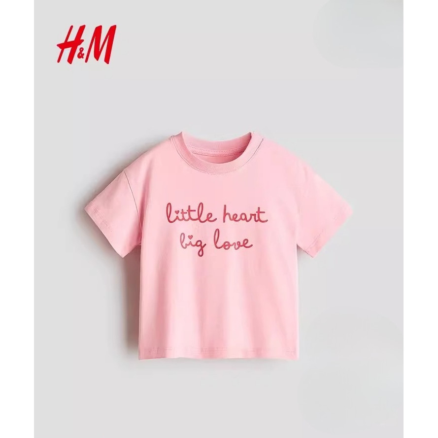 เสื้อยืดสำหรับเด็กผู้ชาย พิมพ์ลายตัวอักษร ผลิตภัณฑ์จากผ้าฝ้ายเนื้อนุ่ม จากH&M