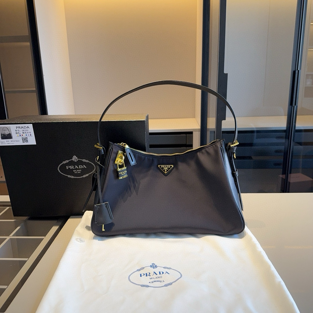 Prada Prada Counter กระเป๋าใต้วงแขนผ้ากันน้ําสไตล์ใหม่~สไตล์คนดัง!ทุกที่มีสไตล์เดียวกันที่เคาน์เตอร์