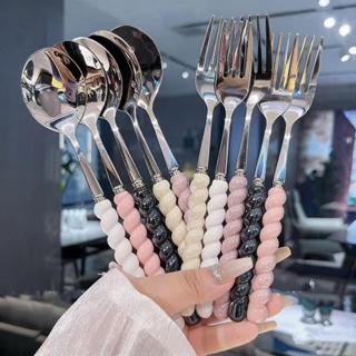 【แพ็ค 5 ชิ้น】ช้อนส้อมสแตนเลสสีมุก ด้ามเซรามิก กันลื่น