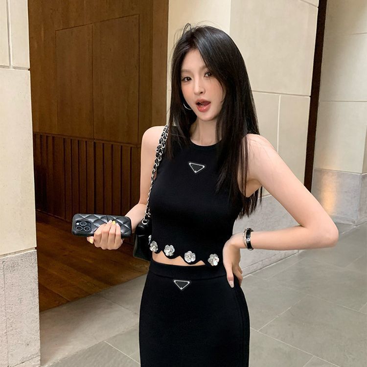 แขนกุดถักสายเดี่ยวกระโปรงแน่นสูท