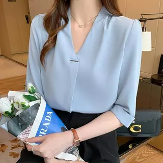 Red Berryเสื้อชีฟองสีขาวสำหรับผู้หญิง สไตล์ฤดูใบไม้ร่วง ดีไซน์ไม่ซ้ำใคร เสื้อทำงานทรงสุภาพ คอวี99335