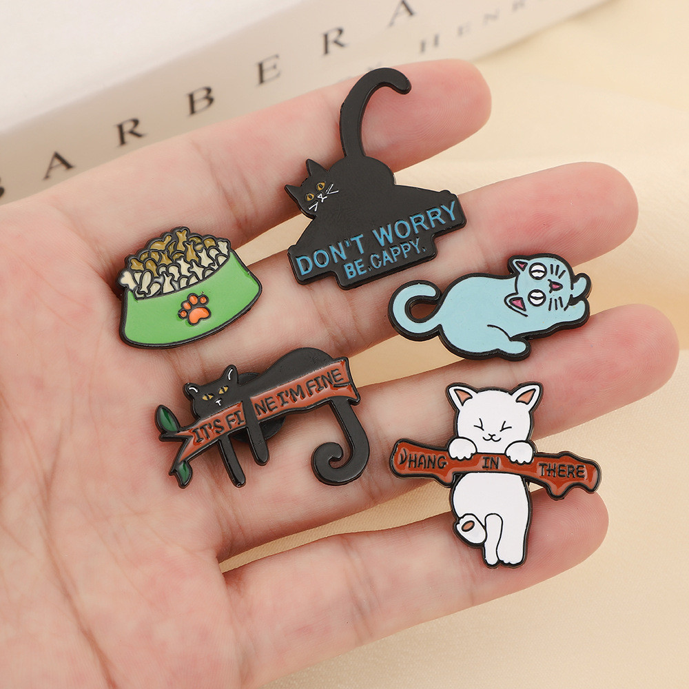 เข็มกลัดโลหะน่ารัก สัตว์เช่นแมว เสือ และหมี อุปกรณ์เสริมสำหรับเสื้อผ้า กระเป๋า เป้ และหมวก