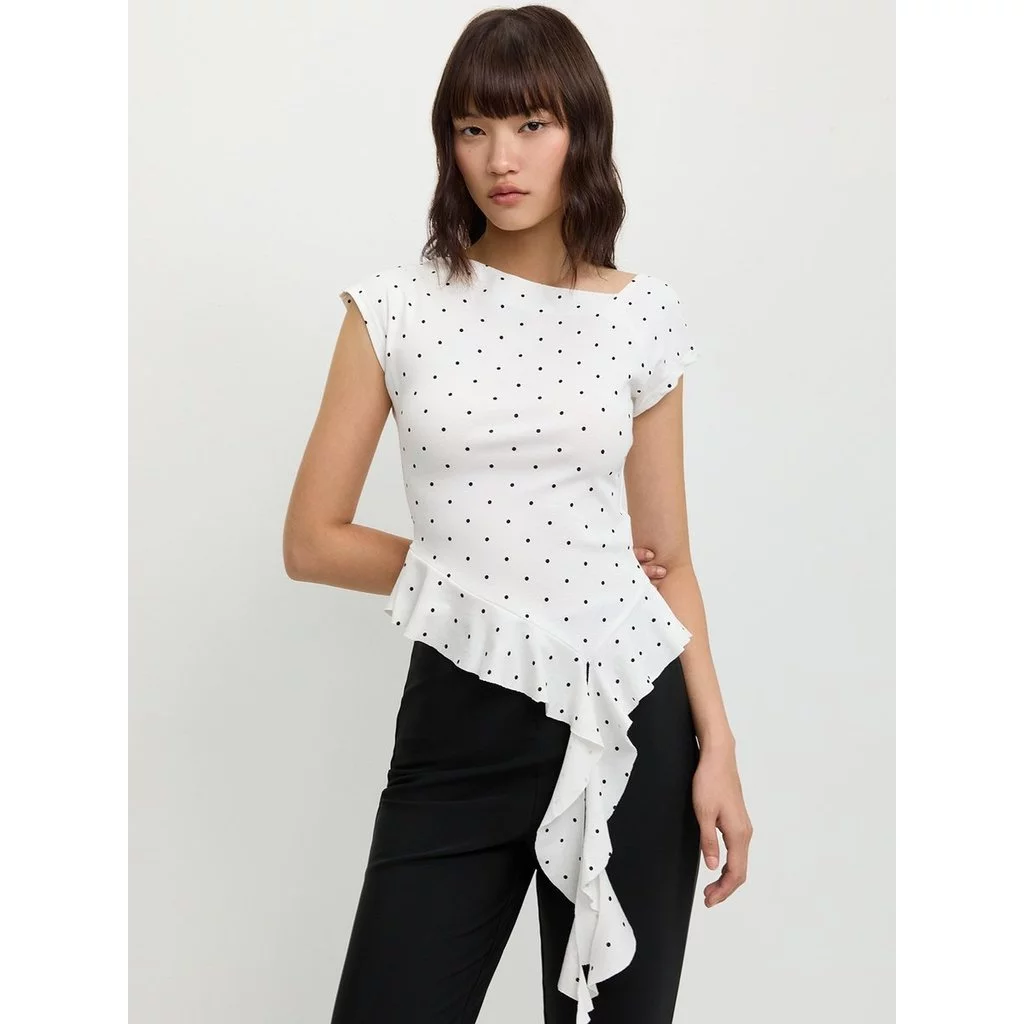 [Pomelo] เสื้อแขนล้ำดีเทลชายอสมมาตรแต่งระบายลายจุด / Asymmetric Hem Cap Sleeve Polka Dot Top – White