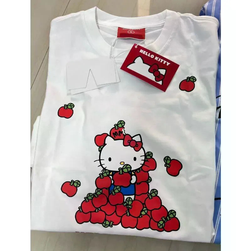 เสื้อยืดแขนสั้น>HelloKitty พิมพ์ลายบนผ้าฝ้ายแท้ สำหรับทั้งผู้ชายและผู้หญิง สวมใส่ง่ายในฤดูร้อน