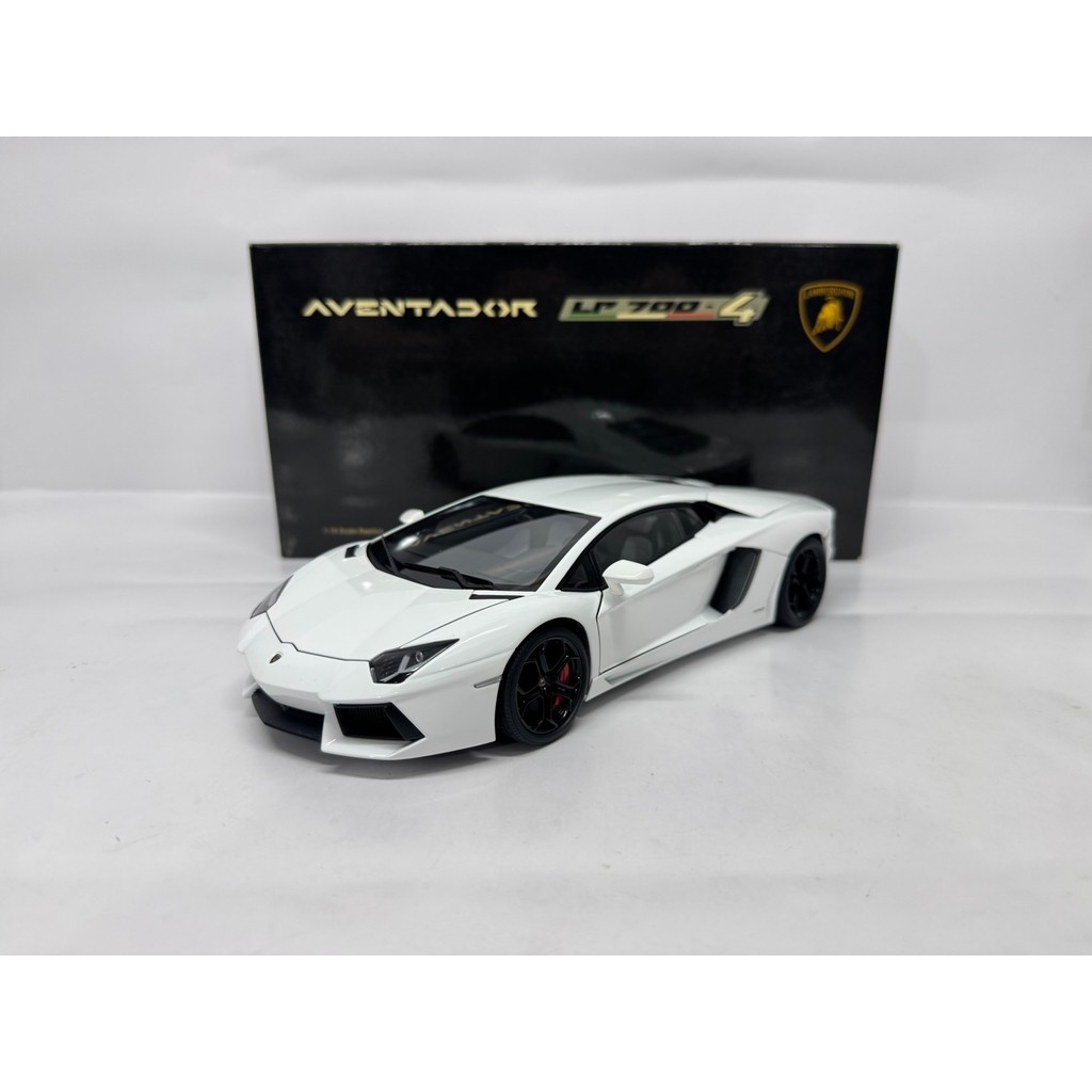 Autoart 1/18 Lamborghini Aventador LP700 กระเป๋าต้นฉบับสีขาวและแชสซี LP700 คู่กลายเป็นคาลิปเปอร์สีแด