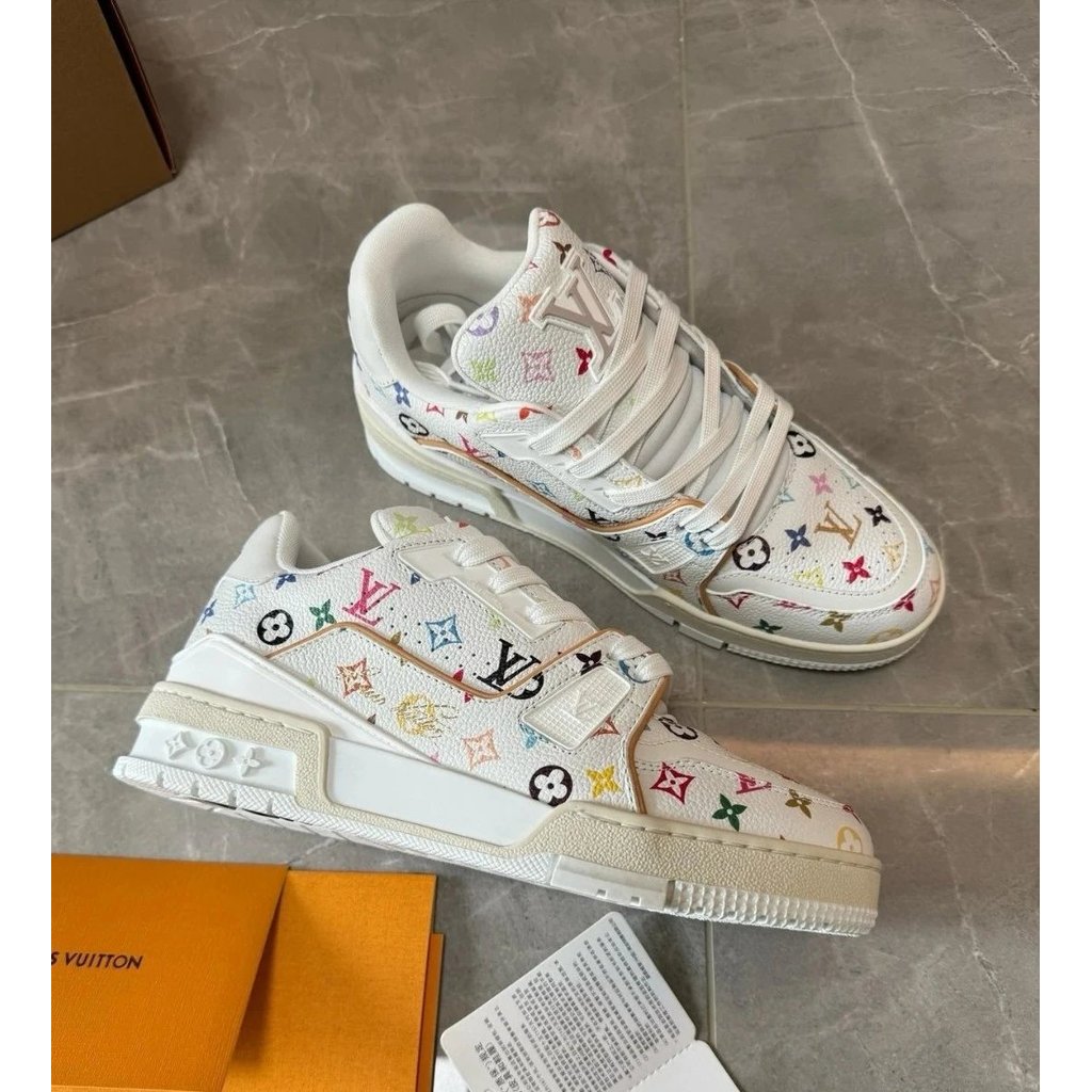 ใหม่ Louis Vuitton Louis Vuitton สินค้าใหม่ Commuter Daily Casual รองเท้าสีขาวรองเท้าผู้ชายรองเท้าผู