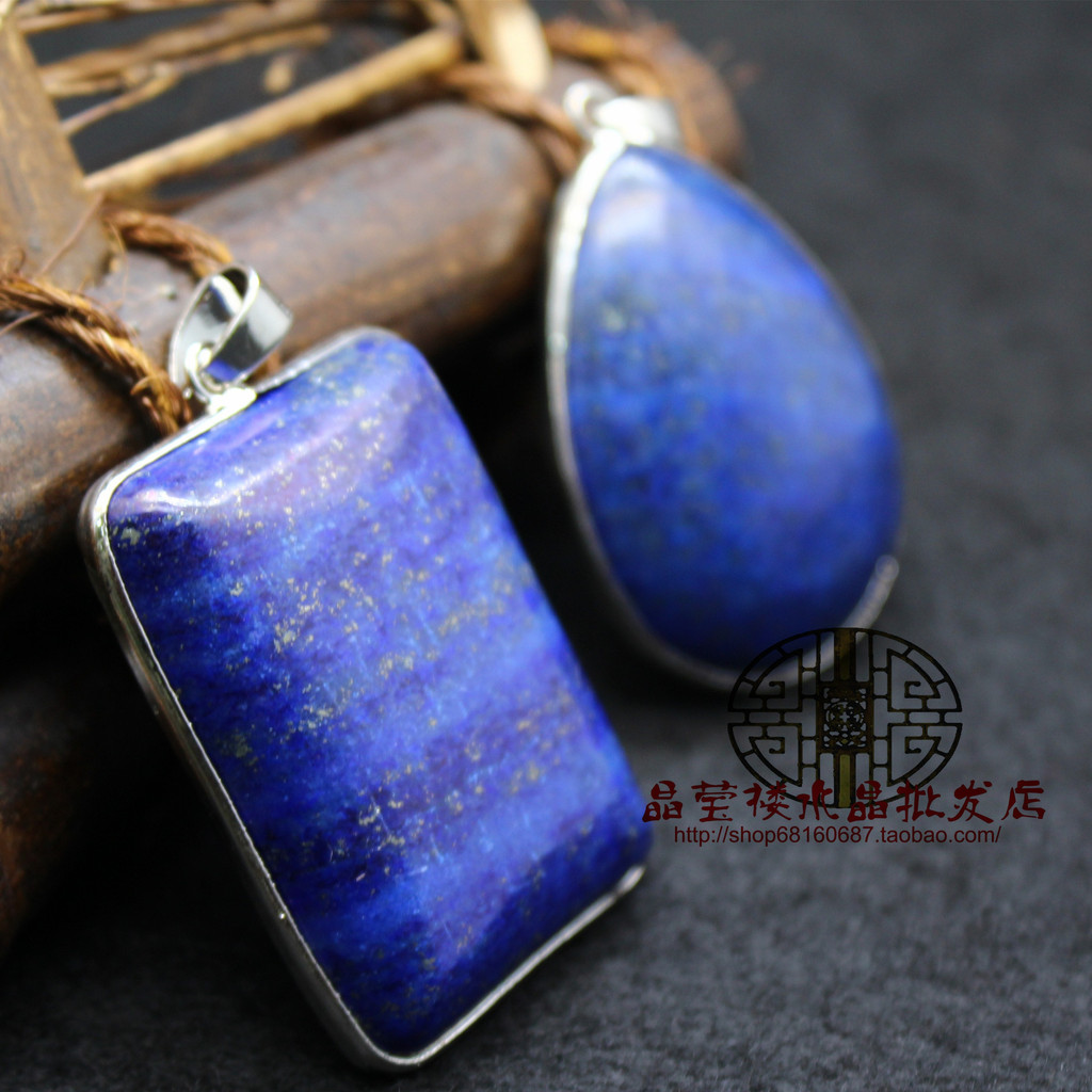 เสื้อกันหนาวผู้ชายแบบคล่องตัว มาพร้อมจี้สี่เหลี่ยม Lapis Lazuli