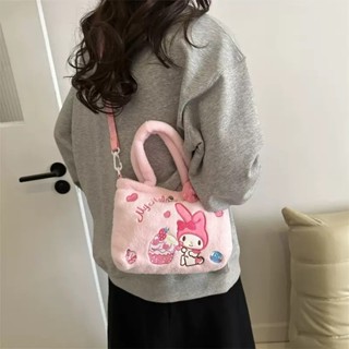 พร้อมส่ง กระเป๋าสะพายข้าง ขนนุ่ม คล้องแขน แถมสายสะพาย ลายการ…