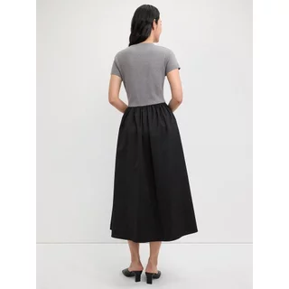 [Pomelo] เดรสยาวแขนสั้นดีไซน์ตัดต่อผ้าดีเทลซิปหน้าและกระเป๋าข้าง / Zipped Short Sleeve Maxi Dress with Pockets