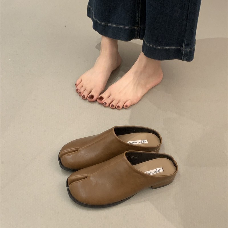 [DIAIRIZ] Flat Niche Brown Baotou รองเท้าแตะครึ่งรองเท้าผู้หญิงสวมใส่ด้านนอก 2026 สไตล์ใหม่ฤดูใบไม้ผลิฤดูร้อนรองเท้าหมูกีบแยก Toe ครึ่งสนับสนุน