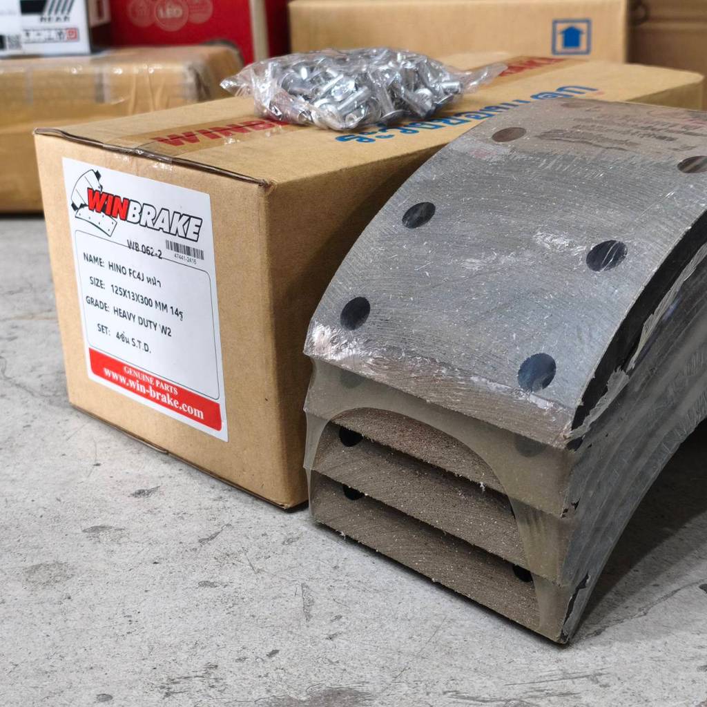 ผ้าเบรคหน้า HINO MEGA FC4J FC9J FC2W (125×13×300 MM.) 14 รู (กล่อง 4 ชิ้น) แบรนด์ WINBRAKE