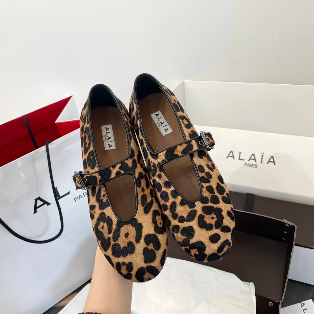 รองเท้าเต้นรำ Alaia พิมพ์ลายเสือดาว สำหรับฤดูใบไม้ผลิ