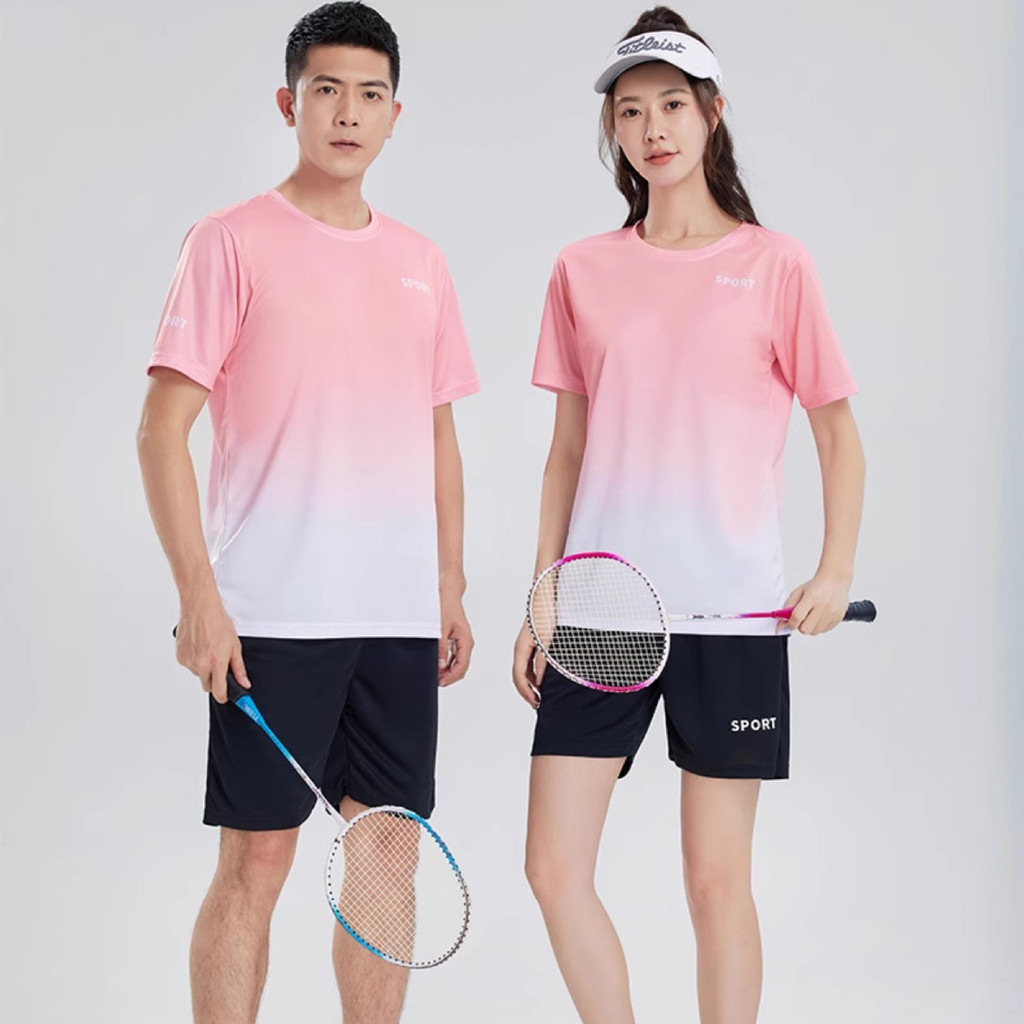 [4 สี] ชุดกีฬาผ้าไหมน้ําแข็ง Unisex แห้งเร็ว Dri-FIT เสื้อยืดพิมพ์ลายไล่โทนสีและกางเกงขาสั้นวิ่งแบดมินตันยิมสวมขนาดบวก M-5XL