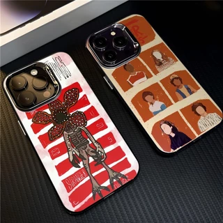 เคส Stranger Things สำหรับ iPhone 16 Pro Max 15 14 17 13 11 12 Pro Max 8 7 Plus X Xs Max ดีไซน์โลหะชุบทอง เท่ ​​สร้างสรร