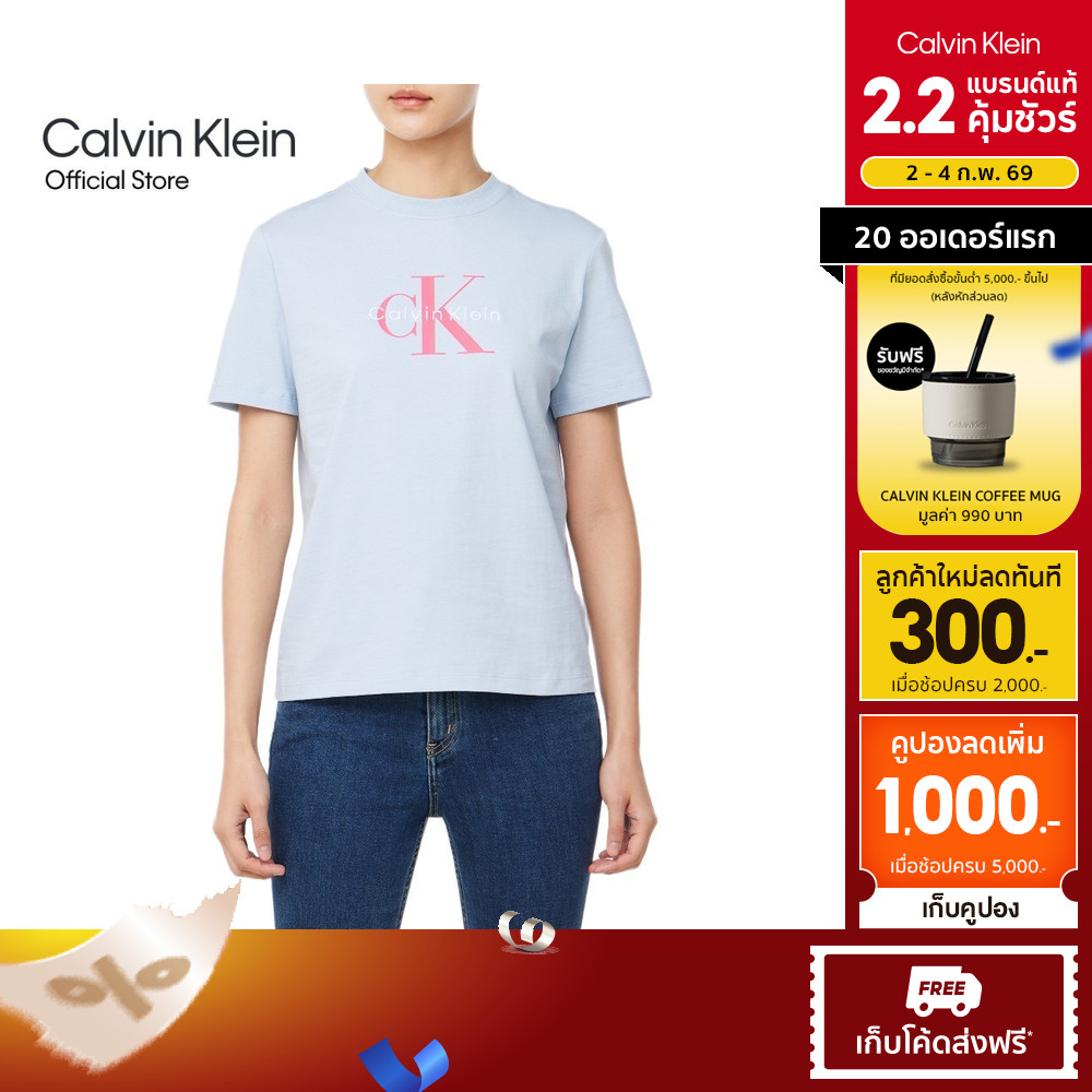 CALVIN KLEIN เสื้อยืดคอกลมแขนสั้นผู้หญิง Monogram Logo ทรง Regular รุ่น 47B865G 24Q – สี Light blue
