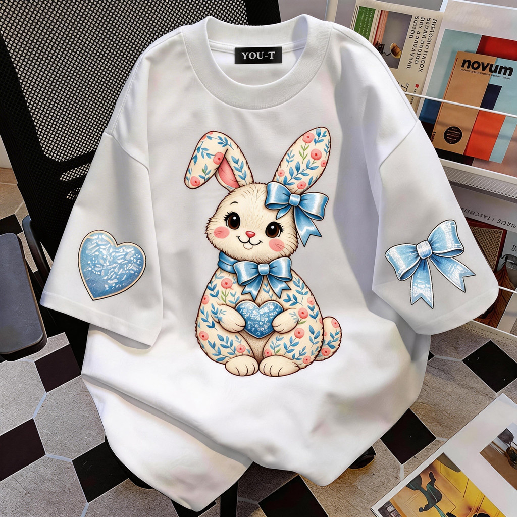 TEE·SHOP เสื้อยืด oversize เสื้อเท่ๆ เกาหลี "Bunny Bow" ไม่หดตัว เสื้อแฟชั่นใ เกาหลีสไตล์ พิมพ์ลาย ผ้านิ่มใส่สบาย COD